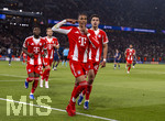 28.04.2026, Fussball UEFA Championsleague 2025/2026: Halbfinale Hinspiel,  Paris St. Germain - FC Bayern München, im Stadion Parc de Princes in Paris (Frankreich). Torjubel Michael Olise (FC Bayern München) und Aleksandar Pavlovic (Bayern München)  