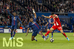 28.04.2026, Fussball UEFA Championsleague 2025/2026: Halbfinale Hinspiel,  Paris St. Germain - FC Bayern München, im Stadion Parc de Princes in Paris (Frankreich). Foul zum Elfmeter, Willian Pacho (mitte, FC Paris Saint-Germain) foult Luis Diaz (FC Bayern München) li: Marquinhos (FC Paris Saint-Germain) 
  

