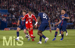 28.04.2026, Fussball UEFA Championsleague 2025/2026: Halbfinale Hinspiel,  Paris St. Germain - FC Bayern München, im Stadion Parc de Princes in Paris (Frankreich). Torschuss zum 2:2 von Michael Olise (2.v.li, FC Bayern München). li: Khvicha Kvaratskhelia (FC Paris Saint-Germain) mitte: Willian Pacho (FC Paris Saint-Germain) 
  

