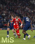 28.04.2026, Fussball UEFA Championsleague 2025/2026: Halbfinale Hinspiel,  Paris St. Germain - FC Bayern München, im Stadion Parc de Princes in Paris (Frankreich). Torschuss zum 2:2 von Michael Olise (2.v.li, FC Bayern München). li: Khvicha Kvaratskhelia (FC Paris Saint-Germain) mitte: Willian Pacho (FC Paris Saint-Germain) 
  
