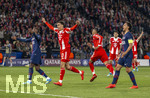 28.04.2026, Fussball UEFA Championsleague 2025/2026: Halbfinale Hinspiel,  Paris St. Germain - FC Bayern München, im Stadion Parc de Princes in Paris (Frankreich). Torjubel Michael Olise (re, FC Bayern München) mit Jamal Musiala (Bayern München) re: Marquinhos (FC Paris Saint-Germain) 
  
