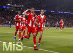 28.04.2026, Fussball UEFA Championsleague 2025/2026: Halbfinale Hinspiel,  Paris St. Germain - FC Bayern München, im Stadion Parc de Princes in Paris (Frankreich). Torjubel Michael Olise (FC Bayern München) und Aleksandar Pavlovic (Bayern München)  Alphonso Davies (FC Bayern München) 