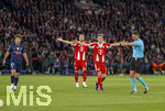 28.04.2026, Fussball UEFA Championsleague 2025/2026: Halbfinale Hinspiel,  Paris St. Germain - FC Bayern München, im Stadion Parc de Princes in Paris (Frankreich). Schiedsrichter Sandro Schärer (re, SUI) pfeift Elfmeter, Harry Kane (FC Bayern München) und Joshua Kimmich (FC Bayern München) heben die Hände li: Joao Neves (FC Paris Saint-Germain) 
  
