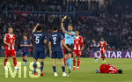 28.04.2026, Fussball UEFA Championsleague 2025/2026: Halbfinale Hinspiel,  Paris St. Germain - FC Bayern München, im Stadion Parc de Princes in Paris (Frankreich). Gelbe Karte für einen Pariser von Schiedsrichter Sandro Schärer, Marquinhos (FC Paris Saint-Germain), Achraf Hakimi (FC Paris Saint-Germain) 
  
