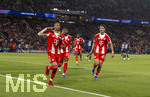28.04.2026, Fussball UEFA Championsleague 2025/2026: Halbfinale Hinspiel,  Paris St. Germain - FC Bayern München, im Stadion Parc de Princes in Paris (Frankreich). Torjubel Michael Olise (li, FC Bayern München) und Aleksandar Pavlovic (Bayern München)  Alphonso Davies (FC Bayern München) 