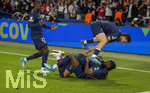 28.04.2026, Fussball UEFA Championsleague 2025/2026: Halbfinale Hinspiel,  Paris St. Germain - FC Bayern München, im Stadion Parc de Princes in Paris (Frankreich). Torjubel, Ousmane Dembele (am Boden, FC Paris Saint-Germain), Desire Doue (FC Paris Saint-Germain), oben: Khvicha Kvaratskhelia (FC Paris Saint-Germain) li: Nuno Mendes (FC Paris Saint-Germain) 