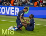 28.04.2026, Fussball UEFA Championsleague 2025/2026: Halbfinale Hinspiel,  Paris St. Germain - FC Bayern München, im Stadion Parc de Princes in Paris (Frankreich). Torjubel, Ousmane Dembele (rechts am Boden, FC Paris Saint-Germain), Desire Doue (li, FC Paris Saint-Germain), 