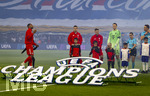 28.04.2026, Fussball UEFA Championsleague 2025/2026: Halbfinale Hinspiel,  Paris St. Germain - FC Bayern München, im Stadion Parc de Princes in Paris (Frankreich). Aufstellung zur Hymne,  Jonathan Tah (FC Bayern München), Josip Stanisic (Bayern München), Joshua Kimmich (FC Bayern München), Torwart Manuel Neuer (FC Bayern München) Guadelupe Porras Ayuso
