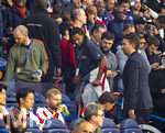 28.04.2026, Fussball UEFA Championsleague 2025/2026: Halbfinale Hinspiel,  Paris St. Germain - FC Bayern München, im Stadion Parc de Princes in Paris (Frankreich). Serge Gnabry (FC Bayern München) aufgrund seiner Verletzung mit Krücken auf der Spielertribüne.
  

