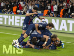 28.04.2026, Fussball UEFA Championsleague 2025/2026: Halbfinale Hinspiel,  Paris St. Germain - FC Bayern München, im Stadion Parc de Princes in Paris (Frankreich). Torjubel, Ousmane Dembele (am Boden, FC Paris Saint-Germain), Desire Doue (FC Paris Saint-Germain) Joao Neves (FC Paris Saint-Germain), Warren Zaire-Emery (FC Paris Saint-Germain), 
  

