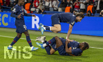 28.04.2026, Fussball UEFA Championsleague 2025/2026: Halbfinale Hinspiel,  Paris St. Germain - FC Bayern München, im Stadion Parc de Princes in Paris (Frankreich). Torjubel, Ousmane Dembele (am Boden, FC Paris Saint-Germain), Desire Doue (FC Paris Saint-Germain), oben: Khvicha Kvaratskhelia (FC Paris Saint-Germain) li: Nuno Mendes (FC Paris Saint-Germain) 