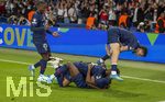 28.04.2026, Fussball UEFA Championsleague 2025/2026: Halbfinale Hinspiel,  Paris St. Germain - FC Bayern München, im Stadion Parc de Princes in Paris (Frankreich). Torjubel, Ousmane Dembele (am Boden, FC Paris Saint-Germain), Desire Doue (FC Paris Saint-Germain), oben: Khvicha Kvaratskhelia (FC Paris Saint-Germain) li: Nuno Mendes (FC Paris Saint-Germain) 
