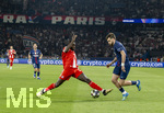28.04.2026, Fussball UEFA Championsleague 2025/2026: Halbfinale Hinspiel,  Paris St. Germain - FC Bayern München, im Stadion Parc de Princes in Paris (Frankreich). v.li: Dayot Upamecano (FC Bayern München) gegen Khvicha Kvaratskhelia (FC Paris Saint-Germain) 
  
