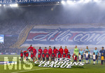 28.04.2026, Fussball UEFA Championsleague 2025/2026: Halbfinale Hinspiel,  Paris St. Germain - FC Bayern München, im Stadion Parc de Princes in Paris (Frankreich). Aufstellung zur Hymne,  Alphonso Davies (FC Bayern München), Torwart Manuel Neuer (FC Bayern München), Dayot Upamecano (FC Bayern München), Josip Stanisic (Bayern München), Jonathan Tah (FC Bayern München), Aleksandar Pavlovic (Bayern München) , Michael Olise (FC Bayern München), Jamal Musiala (Bayern München), Harry Kane (FC Bayern München), Joshua Kimmich (FC Bayern München), Luis Diaz (FC Bayern München)  
Schiedsrichter Sandro Schärer 