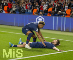 28.04.2026, Fussball UEFA Championsleague 2025/2026: Halbfinale Hinspiel,  Paris St. Germain - FC Bayern München, im Stadion Parc de Princes in Paris (Frankreich). Torjubel Khvicha Kvaratskhelia (liegend, FC Paris Saint-Germain) mit Desire Doue (FC Paris Saint-Germain) 
  
