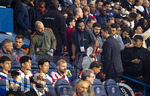 28.04.2026, Fussball UEFA Championsleague 2025/2026: Halbfinale Hinspiel,  Paris St. Germain - FC Bayern München, im Stadion Parc de Princes in Paris (Frankreich). Serge Gnabry (FC Bayern München) aufgrund seiner Verletzung mit Krücken auf der Spielertribüne.
  
