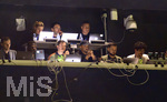 28.04.2026, Fussball UEFA Championsleague 2025/2026: Halbfinale Hinspiel,  Paris St. Germain - FC Bayern München, im Stadion Parc de Princes in Paris (Frankreich). mitte: Trainer Vincent Kompany (FC Bayern München) auf der Pressetribüne zum Zuschauen verdammt 
  

