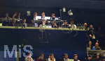 28.04.2026, Fussball UEFA Championsleague 2025/2026: Halbfinale Hinspiel,  Paris St. Germain - FC Bayern München, im Stadion Parc de Princes in Paris (Frankreich). mitte: Trainer Vincent Kompany (FC Bayern München) auf der Pressetribüne zum Zuschauen verdammt 
  

