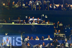 28.04.2026, Fussball UEFA Championsleague 2025/2026: Halbfinale Hinspiel,  Paris St. Germain - FC Bayern München, im Stadion Parc de Princes in Paris (Frankreich). mitte: Trainer Vincent Kompany (FC Bayern München) auf der Pressetribüne zum Zuschauen verdammt 
  
