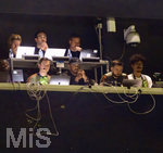 28.04.2026, Fussball UEFA Championsleague 2025/2026: Halbfinale Hinspiel,  Paris St. Germain - FC Bayern München, im Stadion Parc de Princes in Paris (Frankreich). mitte: Trainer Vincent Kompany (FC Bayern München) auf der Pressetribüne zum Zuschauen verdammt 
  

