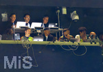 28.04.2026, Fussball UEFA Championsleague 2025/2026: Halbfinale Hinspiel,  Paris St. Germain - FC Bayern München, im Stadion Parc de Princes in Paris (Frankreich). mitte: Trainer Vincent Kompany (FC Bayern München) auf der Pressetribüne zum Zuschauen verdammt 
  
