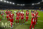 28.04.2026, Fussball UEFA Championsleague 2025/2026: Halbfinale Hinspiel,  Paris St. Germain - FC Bayern München, im Stadion Parc de Princes in Paris (Frankreich). Nach dem Schlusspfiff stehen die Bayernspieler erschöpft in der Kurve bei den Bayernfans. Jonathan Tah (FC Bayern München), Joshua Kimmich (FC Bayern München), Konrad Laimer (FC Bayern München), Aleksandar Pavlovic (Bayern München) , Luis Diaz (FC Bayern München), Harry Kane (FC Bayern München), Leon Goretzka (FC Bayern München) 

