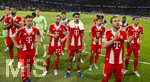 28.04.2026, Fussball UEFA Championsleague 2025/2026: Halbfinale Hinspiel,  Paris St. Germain - FC Bayern München, im Stadion Parc de Princes in Paris (Frankreich). Nach dem Schlusspfiff stehen die Bayernspieler erschöpft in der Kurve bei den Bayernfans. Jonathan Tah (FC Bayern München), Joshua Kimmich (FC Bayern München), Konrad Laimer (FC Bayern München), Aleksandar Pavlovic (Bayern München) , Luis Diaz (FC Bayern München), Harry Kane (FC Bayern München), Leon Goretzka (FC Bayern München) 
