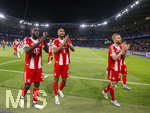 28.04.2026, Fussball UEFA Championsleague 2025/2026: Halbfinale Hinspiel,  Paris St. Germain - FC Bayern München, im Stadion Parc de Princes in Paris (Frankreich). Nach dem Schlusspfiff gehen die Bayern in die Fankurve, Dayot Upamecano (FC Bayern München), Jonathan Tah (FC Bayern München), Konrad Laimer (FC Bayern München) 