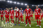 28.04.2026, Fussball UEFA Championsleague 2025/2026: Halbfinale Hinspiel,  Paris St. Germain - FC Bayern München, im Stadion Parc de Princes in Paris (Frankreich). Nach dem Schlusspfiff gehen die Bayern in die Fankurve, Dayot Upamecano (FC Bayern München), Jonathan Tah (FC Bayern München), Joshua Kimmich (FC Bayern München), Konrad Laimer (FC Bayern München), Aleksandar Pavlovic (Bayern München) , Luis Diaz (FC Bayern München), Harry Kane (FC Bayern München), Leon Goretzka (FC Bayern München) 