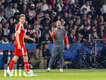 28.04.2026, Fussball UEFA Championsleague 2025/2026: Halbfinale Hinspiel,  Paris St. Germain - FC Bayern München, im Stadion Parc de Princes in Paris (Frankreich). Co-Trainer Aaron Danks (Bayern München) als Kompany-Vertreter an der Seitenlinie.
