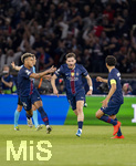 28.04.2026, Fussball UEFA Championsleague 2025/2026: Halbfinale Hinspiel,  Paris St. Germain - FC Bayern München, im Stadion Parc de Princes in Paris (Frankreich). Torjubel v.li: Desire Doue (FC Paris Saint-Germain), Khvicha Kvaratskhelia (FC Paris Saint-Germain), Marquinhos (FC Paris Saint-Germain) 