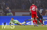 28.04.2026, Fussball UEFA Championsleague 2025/2026: Halbfinale Hinspiel,  Paris St. Germain - FC Bayern München, im Stadion Parc de Princes in Paris (Frankreich). Torwart Manuel Neuer (FC Bayern München) hat den Ball sicher 
