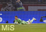28.04.2026, Fussball UEFA Championsleague 2025/2026: Halbfinale Hinspiel,  Paris St. Germain - FC Bayern München, im Stadion Parc de Princes in Paris (Frankreich). Torwart Manuel Neuer (FC Bayern München) hat den Ball sicher 