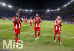 28.04.2026, Fussball UEFA Championsleague 2025/2026: Halbfinale Hinspiel,  Paris St. Germain - FC Bayern München, im Stadion Parc de Princes in Paris (Frankreich). Nach dem Schlusspfiff gehen die Bayern in die Fankurve, Dayot Upamecano (FC Bayern München), Jonathan Tah (FC Bayern München), Konrad Laimer (FC Bayern München) 