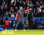 28.04.2026, Fussball UEFA Championsleague 2025/2026: Halbfinale Hinspiel,  Paris St. Germain - FC Bayern München, im Stadion Parc de Princes in Paris (Frankreich). Co-Trainer Aaron Danks (Bayern München) als Kompany-Vertreter an der Seitenlinie. 