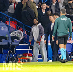 28.04.2026, Fussball UEFA Championsleague 2025/2026: Halbfinale Hinspiel,  Paris St. Germain - FC Bayern München, im Stadion Parc de Princes in Paris (Frankreich). Der derzeit verletzte Serge Gnabry (FC Bayern München) mit Krücken als Zuschauer im Stadion.