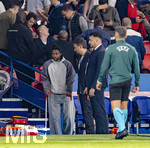 28.04.2026, Fussball UEFA Championsleague 2025/2026: Halbfinale Hinspiel,  Paris St. Germain - FC Bayern München, im Stadion Parc de Princes in Paris (Frankreich). Der derzeit verletzte Serge Gnabry (FC Bayern München) mit Krücken als Zuschauer im Stadion.