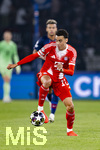 28.04.2026, Fussball UEFA Championsleague 2025/2026: Halbfinale Hinspiel,  Paris St. Germain - FC Bayern München, im Stadion Parc de Princes in Paris (Frankreich). Jamal Musiala (Bayern München) am Ball 