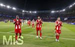 28.04.2026, Fussball UEFA Championsleague 2025/2026: Halbfinale Hinspiel,  Paris St. Germain - FC Bayern München, im Stadion Parc de Princes in Paris (Frankreich). Nach dem Schlusspfiff gehen die Bayern in die Fankurve, Dayot Upamecano (FC Bayern München), Jonathan Tah (FC Bayern München), Konrad Laimer (FC Bayern München) 