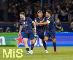 28.04.2026, Fussball UEFA Championsleague 2025/2026: Halbfinale Hinspiel,  Paris St. Germain - FC Bayern München, im Stadion Parc de Princes in Paris (Frankreich). Torjubel v.li: Khvicha Kvaratskhelia (FC Paris Saint-Germain), Desire Doue (FC Paris Saint-Germain), Marquinhos (FC Paris Saint-Germain) 