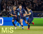 28.04.2026, Fussball UEFA Championsleague 2025/2026: Halbfinale Hinspiel,  Paris St. Germain - FC Bayern München, im Stadion Parc de Princes in Paris (Frankreich). Torjubel v.li: Desire Doue (FC Paris Saint-Germain), Khvicha Kvaratskhelia (FC Paris Saint-Germain), Marquinhos (FC Paris Saint-Germain) 