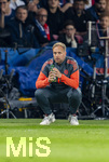 28.04.2026, Fussball UEFA Championsleague 2025/2026: Halbfinale Hinspiel,  Paris St. Germain - FC Bayern München, im Stadion Parc de Princes in Paris (Frankreich). Co-Trainer Aaron Danks (Bayern München) als Kompany-Vertreter an der Seitenlinie.
