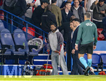 28.04.2026, Fussball UEFA Championsleague 2025/2026: Halbfinale Hinspiel,  Paris St. Germain - FC Bayern München, im Stadion Parc de Princes in Paris (Frankreich). Der derzeit verletzte Serge Gnabry (FC Bayern München) mit Krücken als Zuschauer im Stadion.