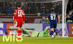 28.04.2026, Fussball UEFA Championsleague 2025/2026: Halbfinale Hinspiel,  Paris St. Germain - FC Bayern München, im Stadion Parc de Princes in Paris (Frankreich). Torschuss per Elfmeter zum 3:2 gegen Torwart Manuel Neuer (FC Bayern München) der vergeblich fliegt 
