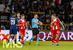 28.04.2026, Fussball UEFA Championsleague 2025/2026: Halbfinale Hinspiel,  Paris St. Germain - FC Bayern München, im Stadion Parc de Princes in Paris (Frankreich). Schiedsrichter Sandro Schärer macht Schiedsrichterball li: Joshua Kimmich (FC Bayern München), re: Josip Stanisic (Bayern München) 