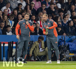 28.04.2026, Fussball UEFA Championsleague 2025/2026: Halbfinale Hinspiel,  Paris St. Germain - FC Bayern München, im Stadion Parc de Princes in Paris (Frankreich). Co-Trainer Aaron Danks (re, Bayern München) als Kompany-Vertreter an der Seitenlinie. li: Co-Trainer Daniel Fradley (Bayern München)