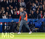 28.04.2026, Fussball UEFA Championsleague 2025/2026: Halbfinale Hinspiel,  Paris St. Germain - FC Bayern München, im Stadion Parc de Princes in Paris (Frankreich). Co-Trainer Aaron Danks (Bayern München) als Kompany-Vertreter an der Seitenlinie. 