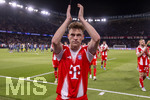 28.04.2026, Fussball UEFA Championsleague 2025/2026: Halbfinale Hinspiel,  Paris St. Germain - FC Bayern München, im Stadion Parc de Princes in Paris (Frankreich). Nach dem Schlusspfiff gehen die Bayern in die Fankurve, Joshua Kimmich (FC Bayern München)  