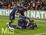 28.04.2026, Fussball UEFA Championsleague 2025/2026: Halbfinale Hinspiel,  Paris St. Germain - FC Bayern München, im Stadion Parc de Princes in Paris (Frankreich). Ousmane Dembele (FC Paris Saint-Germain) und Desire Doue (FC Paris Saint-Germain) Torjubel am Boden, mit Nuno Mendes (FC Paris Saint-Germain), Khvicha Kvaratskhelia (FC Paris Saint-Germain) oben: Joao Neves (FC Paris Saint-Germain), Warren Zaire-Emery (FC Paris Saint-Germain) 