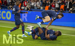 28.04.2026, Fussball UEFA Championsleague 2025/2026: Halbfinale Hinspiel,  Paris St. Germain - FC Bayern München, im Stadion Parc de Princes in Paris (Frankreich). Ousmane Dembele (FC Paris Saint-Germain) und Desire Doue (FC Paris Saint-Germain) Torjubel am Boden, li: Nuno Mendes (FC Paris Saint-Germain), oben im Sprung: Khvicha Kvaratskhelia (FC Paris Saint-Germain) 